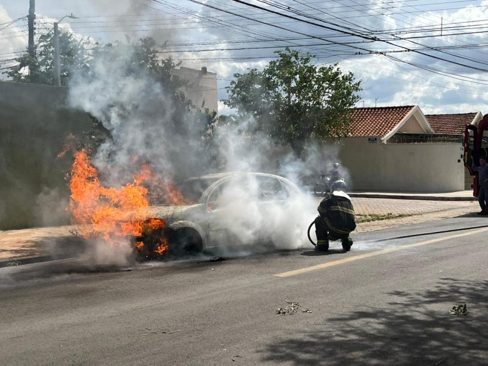 Foto 4 de 4 — Carro pega fogo no Jardim Paulistano e motorista escapa sem ferimentos